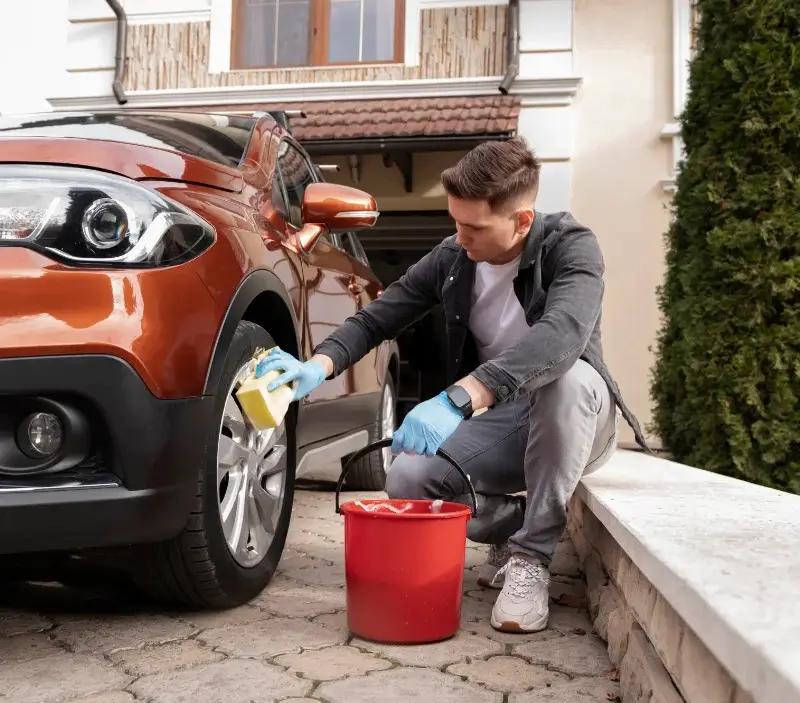 Lavage auto à domicile Rivèrenert : professionnel intervenant sur un véhicule
